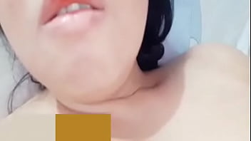 Estoy Sola En El Departamento De Mi Hermanastro Lo Estoy Esperando Para Que Venga A Culiarme , Hasta Mientras Me Masturbo Y Lo Espero Con Leche Caliente