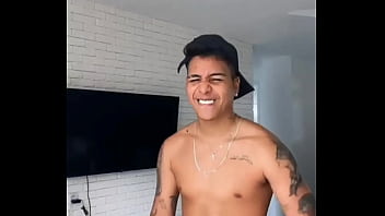 Victor Goes Mostrando Os Pentelhos