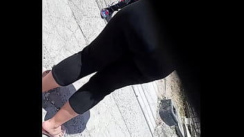 Señora Nalgona Formada En La Cola Para Votar