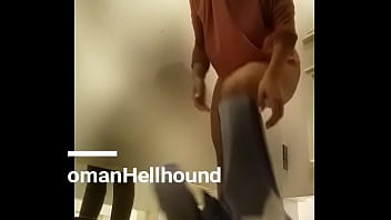 Espiando En Vestidores, Se Da Cuenta