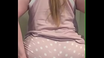 Chica Pedorra En Shorts Rosa