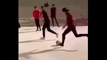 Novinho Se Surpreende Com Poste Enorme