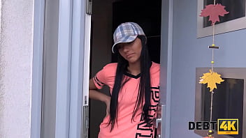 Debt4k. Sex Mit Dem Stier Hilft Dem Tschechischen Schuldner, Teure Sachen Zu Behalten