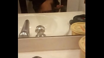 Fiquei Carente,fui No Banheiro E Peguei No Meu Pau Pra Bater Uma Punheta Durante O Trabalho