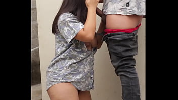 Ella Vive Alado De Mi Casa Y Me Cruzo A Su Patio Cuando Va A Lavar Ropa, No Tenia Mucho Tiempo Asi Que La Puse A Mamar Y Le Termine En La Cara Y En La Boca Antes De Que Nos Descubran