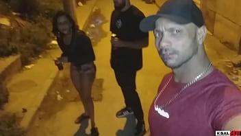 Ksal Hot Vair Beber No Bar Da Tia, E Um Fã Para Eles, Depois De Muita Conversa, Eles Arrastam O Fã Pra Casa E Começa A Putaria Com Muita Dp