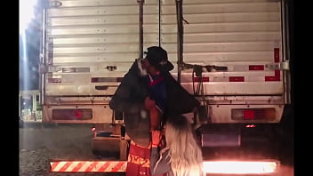 Caminhoneiro Colocou A Safada Pra Mamar No Posto De Gasolina