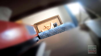 Camara Oculta: La Hermana Pequeña De Mi Mejor Amigo Me Dejo Correrme Adentro De Ella. Dice: Nunca He Sentido Una Verga Así, Quitate El Condon