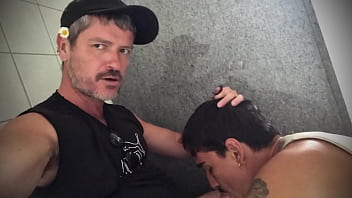 Il Cueille Une Fleur, Qui N_est Aussit_t Qu_un Sourire