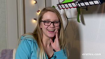 Krankenschwester Holly Fängt Vor Der Haustüre Mit Dem Vorspiel An