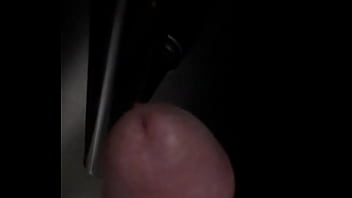 Esfregando O Pau Na Porta Do Provador Da Loja