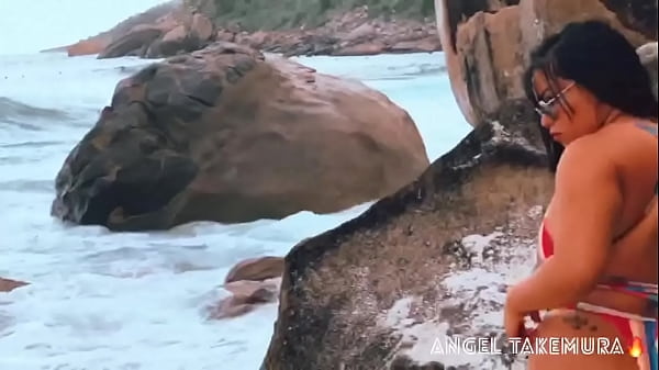 Angel Takemura Faz Topless Para Surfistas Na Praia De Grumari-rj