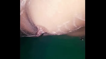 Dediando A Mi Hermanastra Mientras Le Lavó El Culito En El Baño