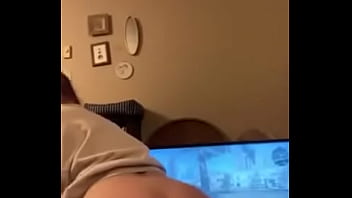 Rabuda Sentando Enquanto O Cara Joga Joga Play4