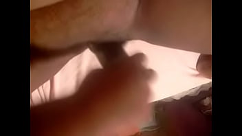 Enfiando O Desodorante