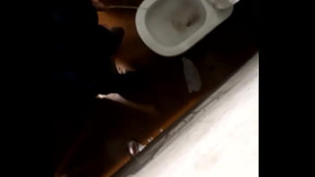 Mijando No Banheiro Da Faculdade