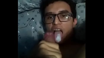 Novinho Gostoso Gozando Na Própria Boca