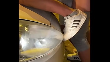 Leo Ramos Fundendo Na Rua Enquanto Os Carros Passam Ao Lado