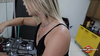 Loira Prepara Brigadeiro Gourmet E Se Lambuza Toda Até Gozar Com Seu Consolo Cheio De Mel De Buceta! / Completo No Xred!