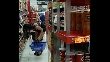 Se Exibindo No Mercado. No Estacionamento. Lalla Potira