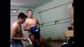 Con Amigos En Las Duchas