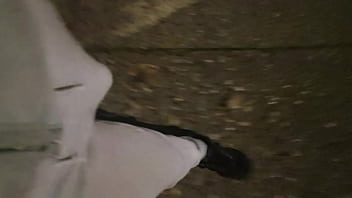 Freeballing! Camminando In Strada Con La Tuta Senza Le Mutande