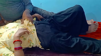 लड़की को कमरे में बुला कर उसके ही बिस्तर पर लिटा कर