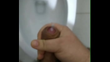 Gordinho Pau Pequeno Gozando No Banheiro Do Clube