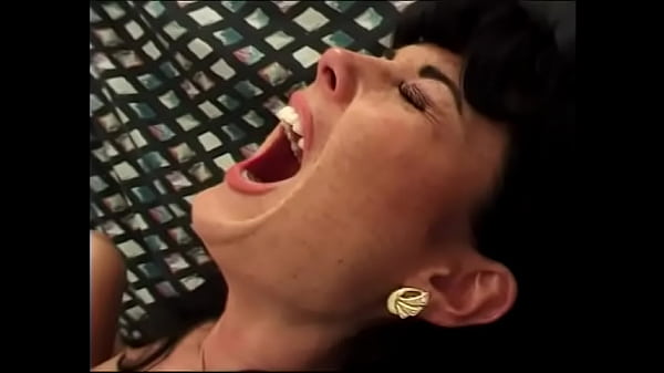 Raven Haired Babe Gets And Gives Oral