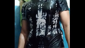 Ativo Tesudo Mijando Gostoso Durante O Banho Com O Pau Duro