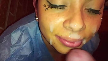 Doctora Traviesa Le Chupa La Polla En El Baño, Le Acaba En Su Cara Luego De Meter Su Gran Polla A Su Boca