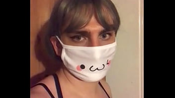 Юный кроссдрессер хлопает глазами