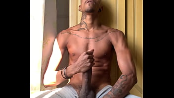 Pica Preta E Gozada Na Punheta Com O Dotado Oberon