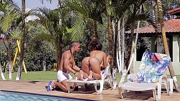 Mamei O Neg_o E Ele Me Chupou Na Beira Da Piscina - Giovana Bombom E Sensação Na Pele