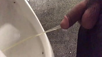 Novinho Sacudo Mijando Sem A Mão No Banheiro Da Balada