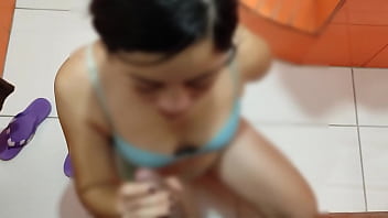 Latina Hermosa Quiere Que La Folle Mientras La Ayudo A Bañarse Cuando Estamos Solos En Casa, Le Doy Duro Por Atras