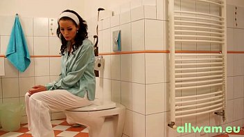 Classy Eurobabe Pissing In Pants