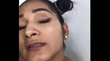 Queenahisha Showing Her Hair Style