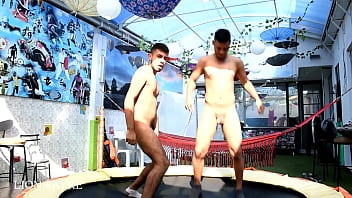 Desnudo Saltando En Trampolín