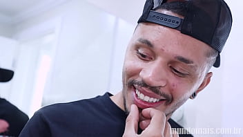 Penetras Invadem Festa E Se Trancam No Banheiro Pra Transar