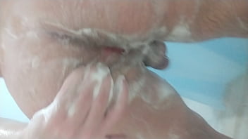 Uma Safada Que Quer Que Alguém Venha Tirar O Sabonete Todinho