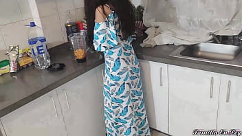 Mi Hijastra Hermosa Con Vestido Azul Cocinando Es Mi Esclava Sexual Cuando Su Mama No Esta En Casa