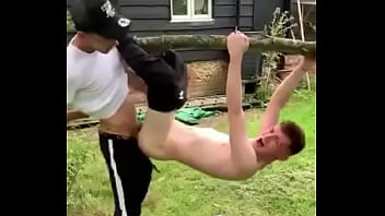 Dando Para Dotado,pendurado Na árvore