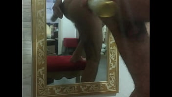 Passivo De Frente Ao Espelho Enfiando Tubo De Creme No Cuzinho