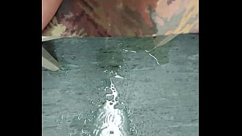 Pisse Im Keller An Der Arbeit