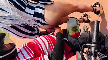 Motoqueiro N_o Resistiu E Brincou Como Cuzinho Da Safada Na Beira Da Estrada