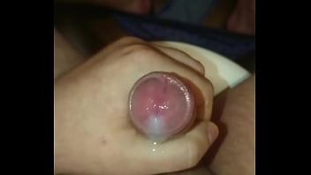 Крупным планом, молодой парень кончается крупным планом