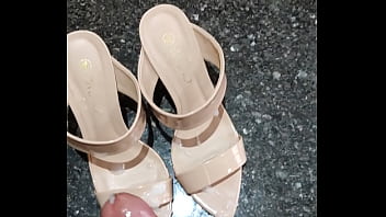 Gozando Na Sandália Nova Via Uno Da Namorada!!!