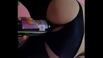 Penetrandome Con Una Botella De Vino, Me Encanta Estimular Mi Culo Con Lo Que Sea