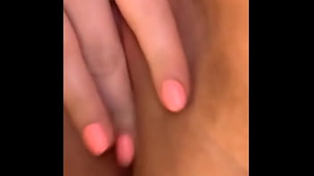 Je Me Mets Des Doigts Dans La Chatte Comme Une Pute